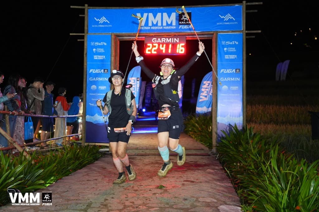 Nụ cười rạng rỡ của 2 nữ runner khi chạm vạch đích VMM Sapa